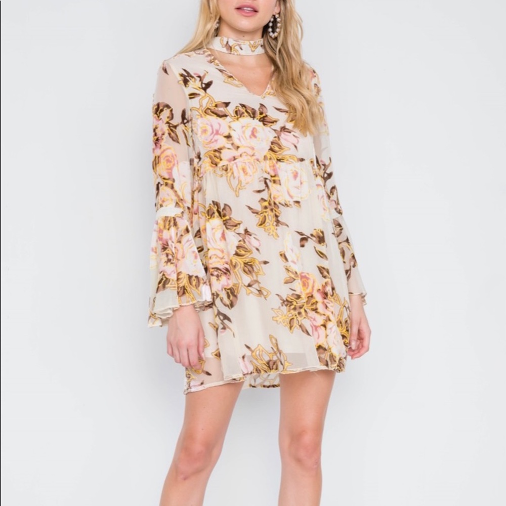 ✨ ASOS En Creme Velvet Bell Sleeve Floral Dress